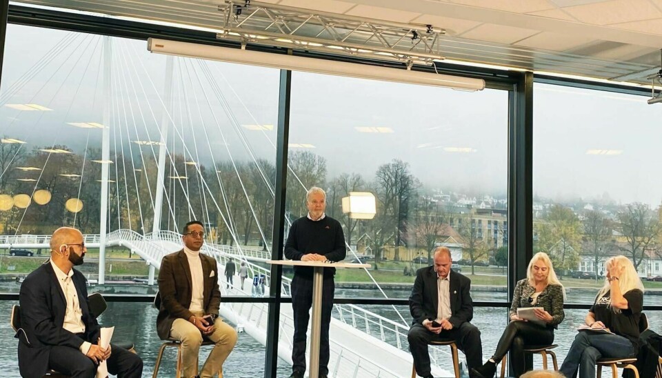 Det mye omtalte dialogmøtet mellom Yousuf Gilani, Muslimsk Dialogforum og SIAN ble lørdag arrangert i Drammen. Fra venstre: Sajid Mukthar fra Muslimsk dialogforum, Yousuf Gilani, ordstyrer Lars Petter Soltvedt, SIAN-leder Lars Thorsen, sekretær Fanny Bråten og nestleder Ellen Due Brynjulfsen.