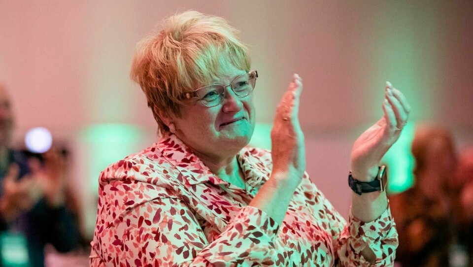 Trine Skei Grande klapper for sin etterfølger som Venstre-leder, Guri Melby, under landsmøtet tidligere i høst. Nå kommer Skei Grande med bok.