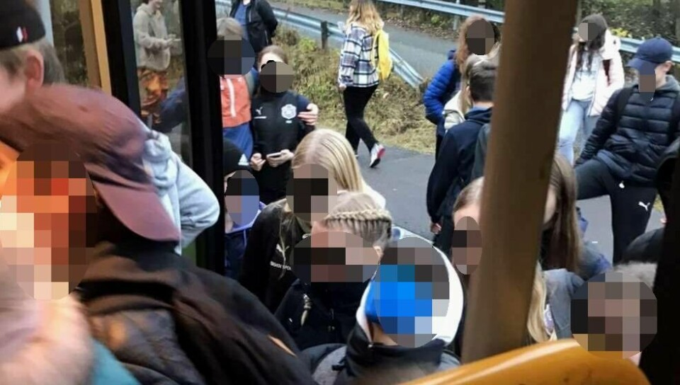 Et bilde knipset ved ombordstigning på en av skolebussene til Galterud viser at det i hvert fall ikke er mange som bryr seg om enmetersregelen.