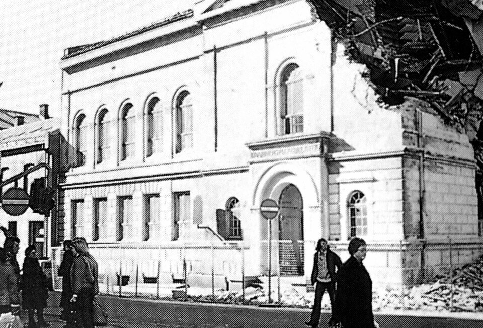 Fra rivningen i 1976. Bygningen ble kun 66 år gammel. Fra rivningen i 1976. Bygningen ble kun 66 år gammel.