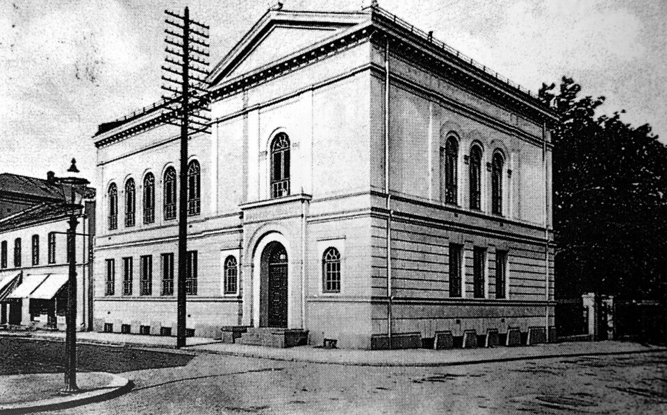 Bibliotekbygningen var en gave fra Drammens Sparebank i anledning av byens 100-års jubileum i 1911. Den ble oppført i 1914 og revet i 1976. Bibliotekbygningen var en gave fra Drammens Sparebank i anledning av byens 100-års jubileum i 1911. Den ble oppført i 1914 og revet i 1976.