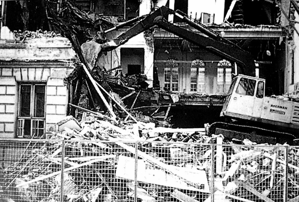 Fra rivningen av Drammens Folkebibliotek i 1976.Alle foto: Fra «Drammen – det var en gang», Jo Sellæg og Tor Adler Knudsen