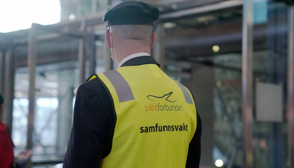Jessheim 20201105. Pilotforbundet og kabinforbundet i Parat går samfunnsvakt på flyplassene i Oslo, Trondheim, Bergen, Stavanger og Bodø, der de vil informere om konsekvensene ved å benytte seg av Wizzair-selskapet.Foto: Fredrik Hagen / NTB