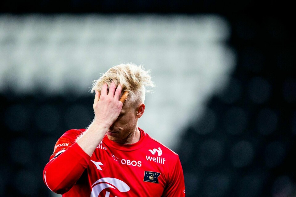 Sportsleder Espen Iversen i RA er kritisk til keeperskiftet til Viking i kampen mot Odd. Han sliter med å kjøpe de oppgitte grunnene for at Arild Østbø skulle inn på bekostning av Iven Austbø. Foto:Trond Reidar Teigen / NTB