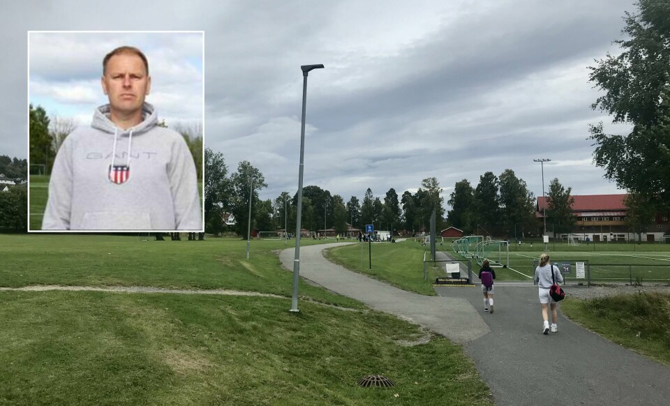 Den engasjerte Åskollen-forelderen Stephan Jacobsson har ikke gitt opp håpet om ny ungdomsskole på Åskollen, selv om rådmannen ikke har prioritert den i forslag til økonomiplan for de neste fire årene.