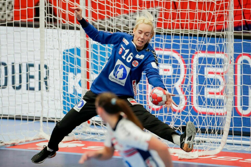 Norges keeper Katrine Lunde stopper et skudd fra Romania i EM-kampen mandag. Foto: Vidar Ruud / NTB