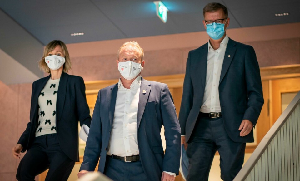 Byrådsleder Raymond Johansen, helsebyråd Robert Steen og skolebyråd Inga Marte Thorkildsen på vei til pressekonferanse fredag. De innfører nye og strengere smitteverntiltak i Oslo på grunn av økende koronasmitte i hovedstaden. Oslo 20201106. Byrådsleder Raymond Johansen, helsebyråd Robert Steen og skolebyråd Inga Marte Thorkildsen innfører nye og strengere smitteverntiltak i Oslo på grunn av økende koronasmitte i hovedstaden.Foto: Heiko Junge / NTB
