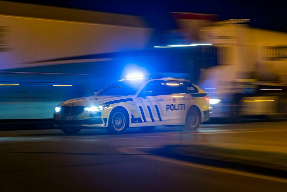 Søgne 20190103.
Flere personer er kritisk skadd etter en trafikkulykke mellom to personbiler og en lastebil ved Lunde i Søgne.
En politibil eskorterer vegvesenet til ulykken slik at de kan utføre sine målinger etter ulykken.
Foto: Tor Erik Schrøder / NTB