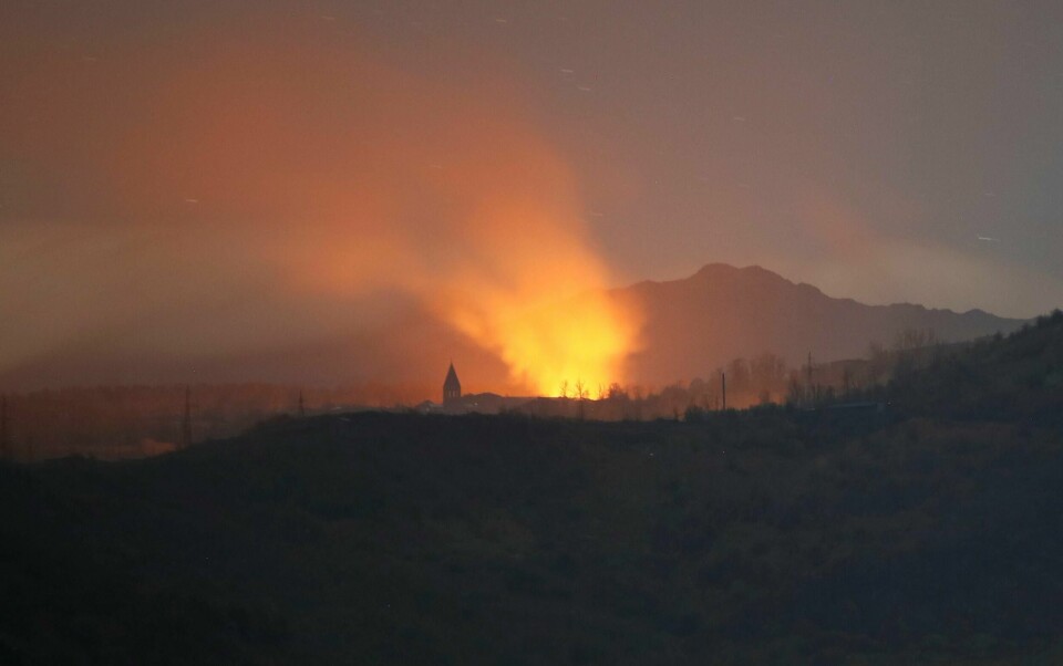 Eksplosjoner, røyk og flammer var resultatet av kamper nær en katedral i Shushi i Nagorno-Karabakh lørdag.