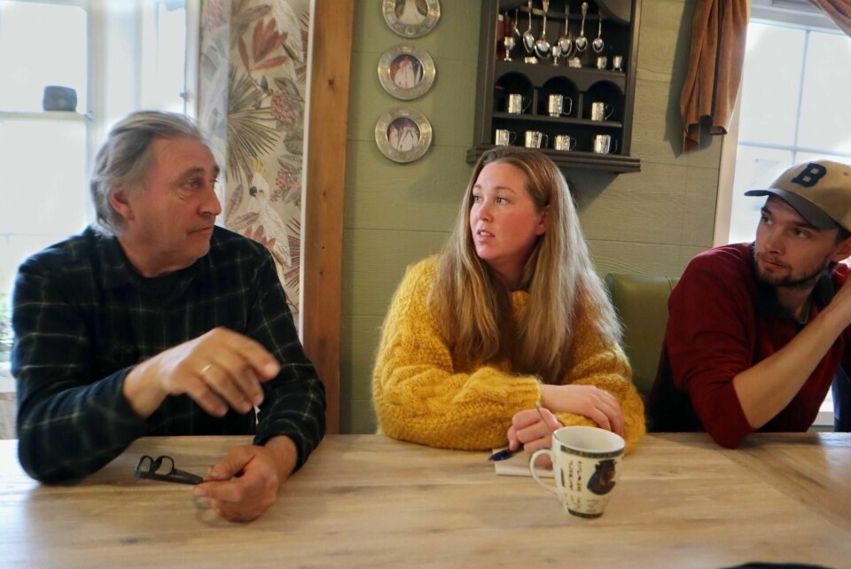 Per Martin Lundteigen med barna Anne Marte og Per Håkon, ved stuebordet på gården.
