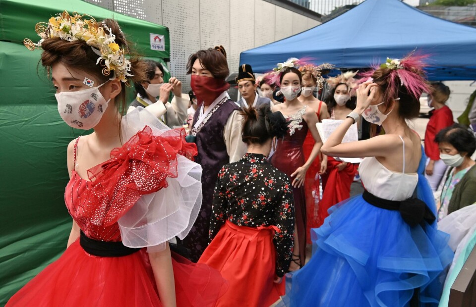 Models wearing face masks prepare backstage prior to a mask fashion show at Gangnam district in Seoul on August 14, 2020 amid the ongoing COVID-19 coronavirus pandemic. (Photo by Jung Yeon-je / AFP) Models wearing face masks prepare backstage prior to a mask fashion show at Gangnam district in Seoul on August 14, 2020 amid the ongoing COVID-19 coronavirus pandemic. (Photo by Jung Yeon-je / AFP)