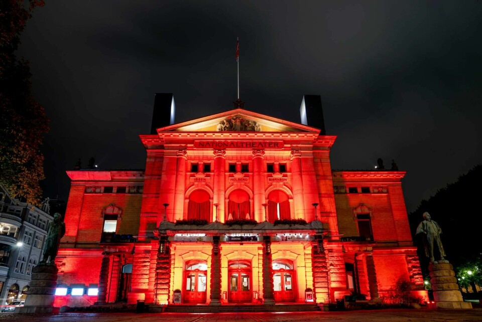 I høst farget Kultur-Norg viktige signalbygg alarmrødt i protest mot myndighetene. Her Nationaltheatret.