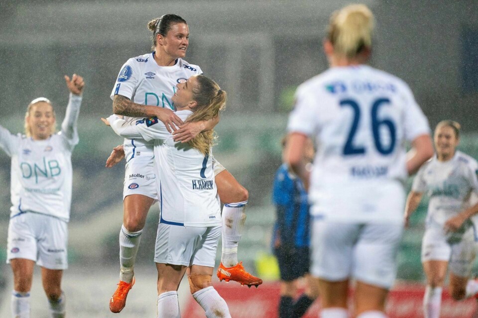 VIF-kaptein Sherida Spitse gratulerer Sigrid Heien Hansen for hennes drømmetreff i kvartfinalen mot Stabæk på Nadderud. VIF vant 2–1.