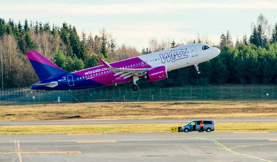 Wizz Air begynte å fly innenriks i Norge torsdag i forrige uke. Hittil er fem besetningsmedlemmer i Norge bekreftet smittet av koronaviruset.