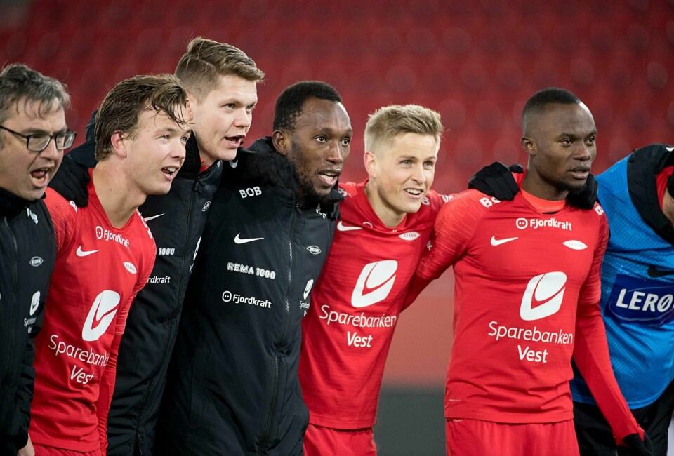 Branns Fredrik Haugen og Daouda Bamba har testet positivt på koronaviruset, slik at hele Brann-laget og FK Haugesund nå er satt i karantene.