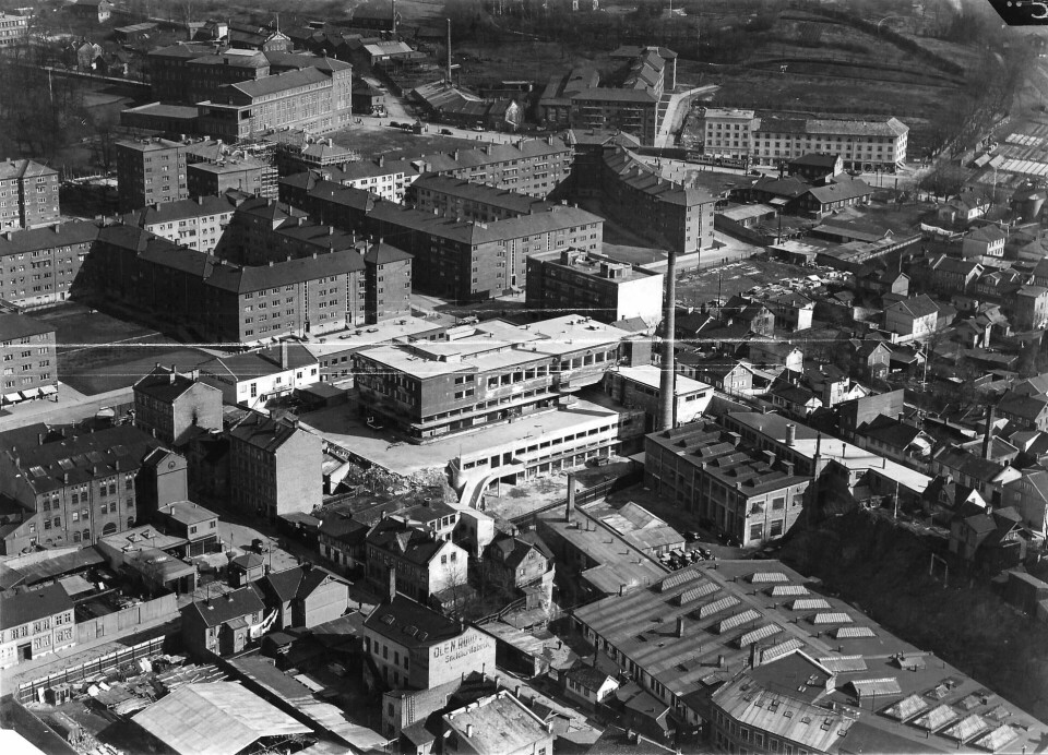 Deler av Rodeløkka- og Carl Berner-området fotografert fra lufta cirka 1936. Øverst i høyre hjørne sees et gartneri og så gården Mellom Dælenenga hvor Drosjehuset ble oppført fra 1937. I forgrunnen Kristiania Meieribolag/Fellesmeieriet og Fjellgata. Dælenenggata diagonalt midt i bildet. Utsnitt. Deler av Rodeløkka- og Carl Berner-området fotografert fra lufta cirka 1936. Øverst i høyre hjørne sees et gartneri og så gården Mellom Dælenenga hvor Drosjehuset ble oppført fra 1937. I forgrunnen Kristiania Meieribolag/Fellesmeieriet og Fjellgata. Dælenenggata diagonalt midt i bildet. Utsnitt.