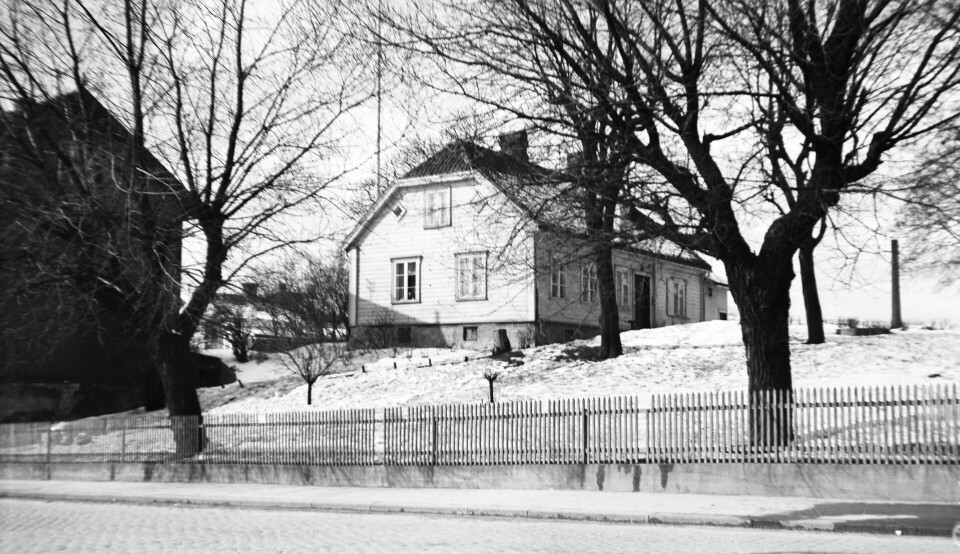 Gården Mellom Dælenenga lå i Trondheimsveien. 100, der Drosjehuset ble bygd fra 1937, samme år som bildet er tatt. Bebyggelsen som oppsto på Mellom Dælenengas grunn har hett både Rodeløkka og Vågeby. Gården Mellom Dælenenga lå i Trondheimsveien. 100, der Drosjehuset ble bygd fra 1937, samme år som bildet er tatt. Bebyggelsen som oppsto på Mellom Dælenengas grunn har hett både Rodeløkka og Vågeby.