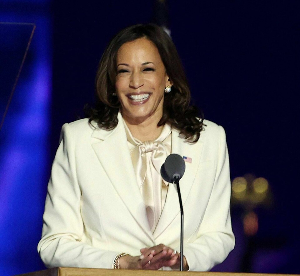 Visepresidntkandidat Kamala Harris på scenen i Wilmington etter at valgseieren var et faktum i forrige uke, og Harris dermed blir USAs første fargede visepresident. Foto: Tasos Katopodis/NTB