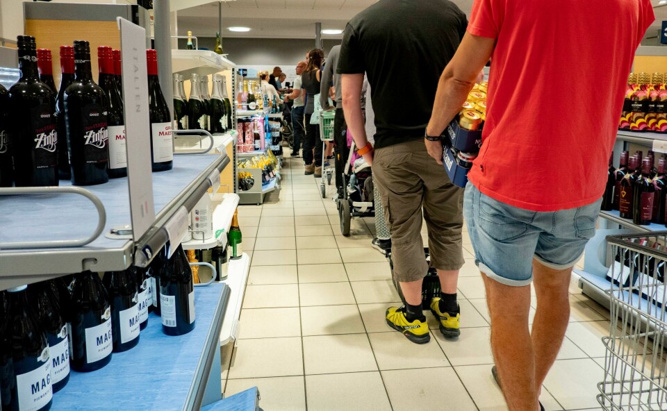 Frp vil ha slutt på nordmenn i lange polkøer i Sverige, med svenskepriser på øl og vin i Norge. Strømstad, Sverige 20190719. Nordmenn handler polvarer på Systembolaget i Strømstad i SverigeFoto: Geir Olsen / NTB