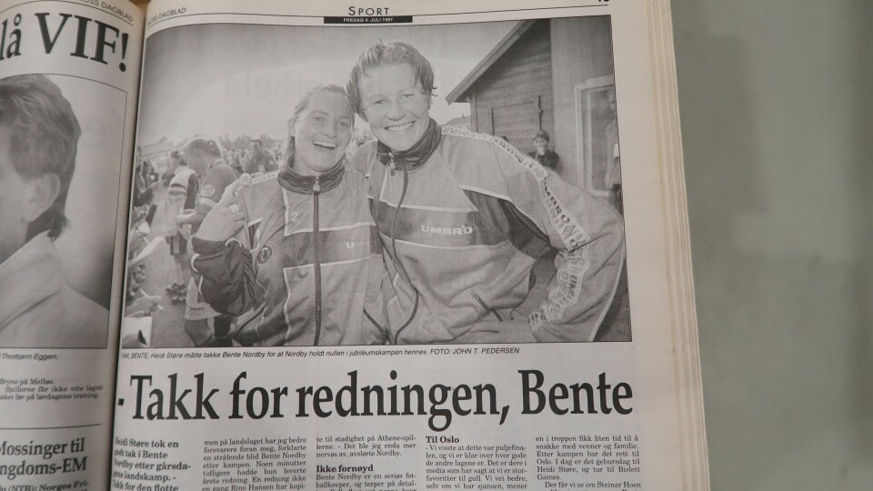 Både Bente Nordby og Heidi Støre var sentrale fotballspillere på det norske landslaget i mange år. I landskampen på Melløs Stadion 3. juli 1997 spilte målvakten Bente Nordby et strålende kamp, og holdt Norge til 0–0. Tyskland ble verdensmestere dette året. Både Bente Nordby og Heidi Støre hadde en lang karriere i Sprint-Jeløy. Bente Nordby og Heidi Støre. Norske kvinnelandslaget i fotball - 4. juli 1997. Moss Dagblad