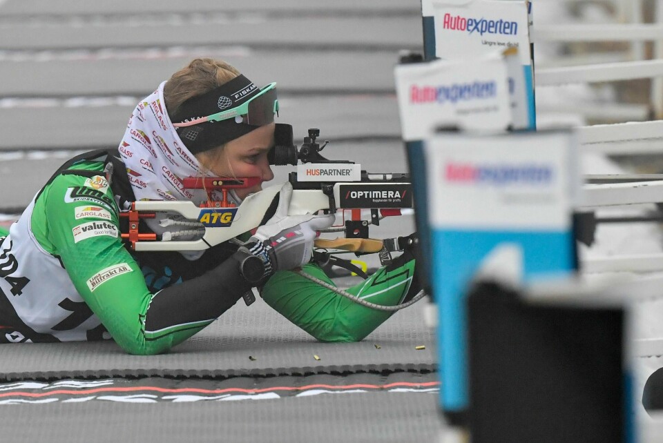 Stina Nilsson på standplass under lørdagens skiskytterdebut. Foto: Nisse Schmidt /TT / NTB