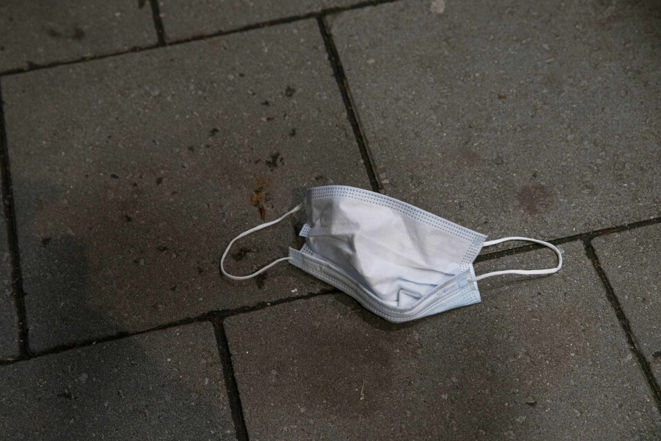 Oslo 20201103.
Et brukt munnbind kastet på gata.
Foto: Terje Bendiksby / NTB