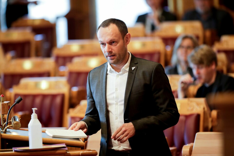 SVs Torgeir Knag Fylkesnes er en av politikerne som var kjapt ute med å kritisere den seneste krisepakka, som regjeringen og Frp er kommet til enighet om.