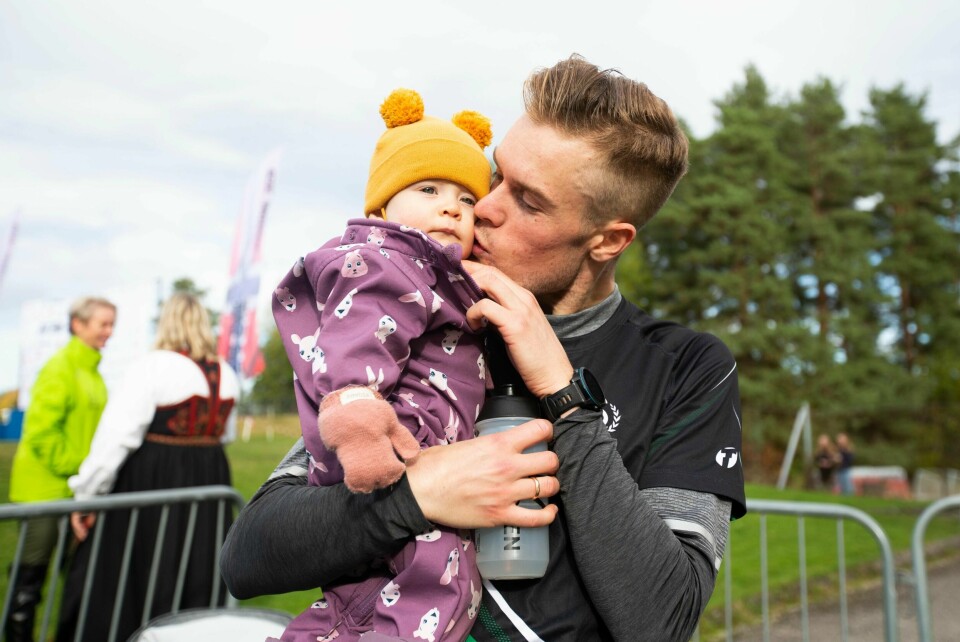 Filip Ingebrigtsen og datteren Ellie under NM i terrengløp i Skien 11. oktober. Foto: Trond Reidar Teigen / NTB.