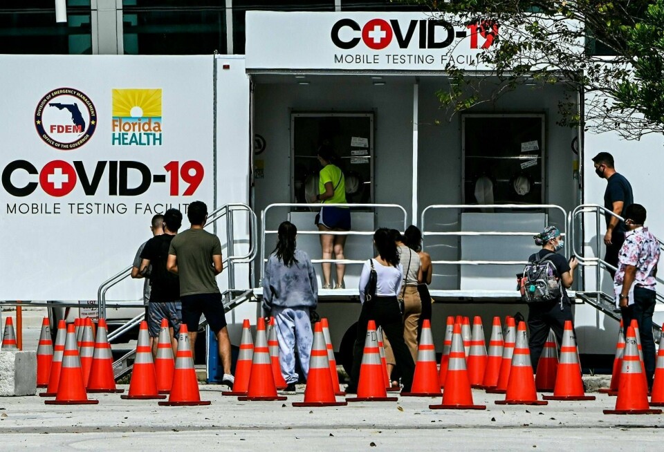 Innbyggere i kø for koronatest på gata i Miami Beach, Florida, USA. Det amerikanskeide Moderna hevder å ha utviklet en koronavaksine som gir 95 prosent sikkerhet for motstandsdyktighet mot covid19-viruset. Foto: Chandan Khanna/NTB