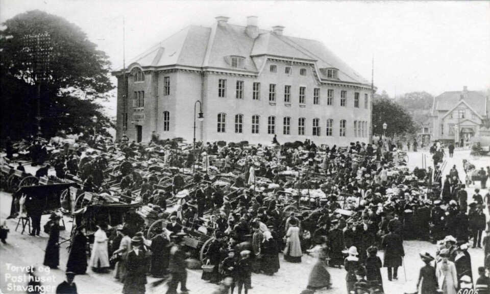 Før var posthuset en av de viktigste bygningene i en by, som Stavangers historiske posthus som ble revet på 1970-tallet. Nå er det snart slutt for de siste postkontorene i både Stavanger og Sandnes. Foto: Stavanger Byarkiv