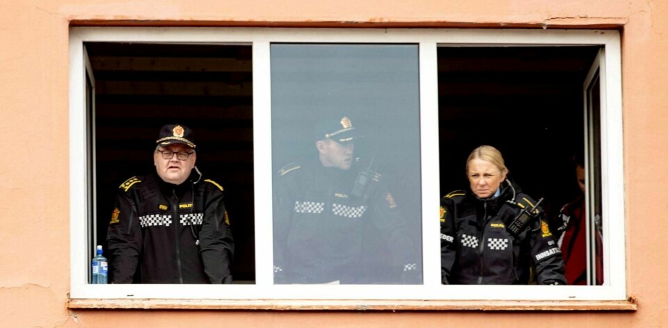 Politiet med god oversikt under et arrangement i regi av Stopp Islamiseringen av Norge (SIAN) på Østre Torg på Hamar. Foto: Geir Olsen / NTB