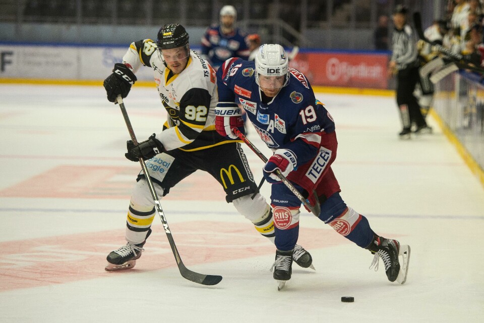 Rudolfs Balcers. Foto: Carina Johansen / NTB Stavanger 20201119. Stavanger Oilers Rudolfs Balcers i duell med Jonas Oppøyen under ishockeykampen mellom Stavanger Oilers og Vålerenga i DNB arena i Stavanger.Foto: Carina Johansen / NTB