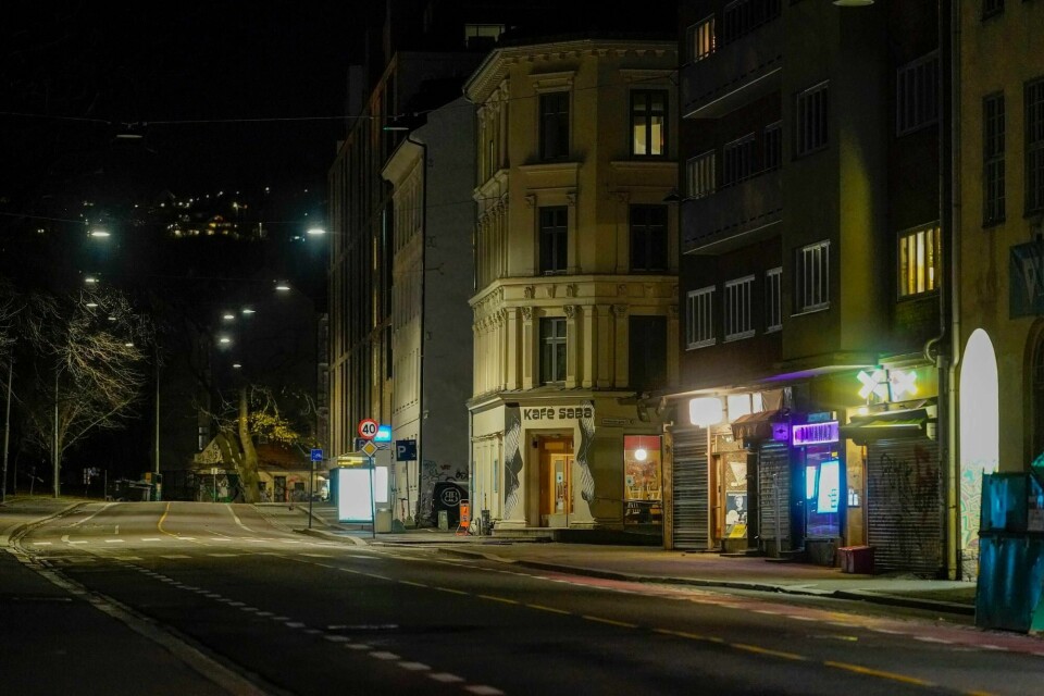 I alt 45 personer anmeldes for brudd på smittevernreglene etter at politiet avbrøt to arrangementer i utleielokaler på Grønland i Oslo natt til søndag.