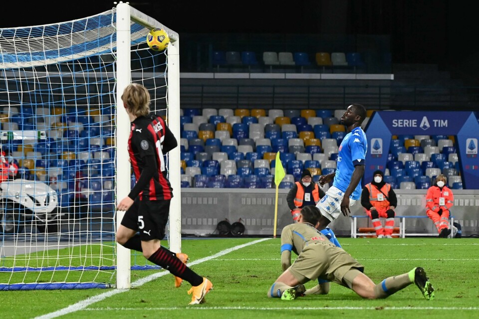 Her setter Jens Petter Hauge innmålet sitt fra nesten død vinkel på San Paolo stadion i Napoli søndag kveld.