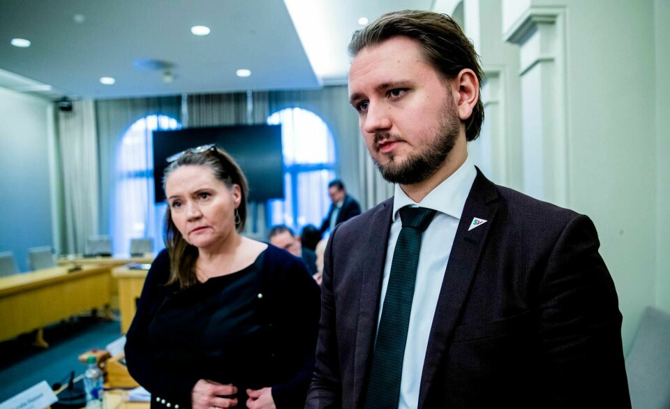 Fredag er det duket for en ny høring om trygdeskandalen i Stortinget. Freddy André Øvstegård (SV) mener en rapport fra 2014 forsterker kritikken mot regjeringen. Saksordfører Eva Kristin Hansen (Ap) til venstre.