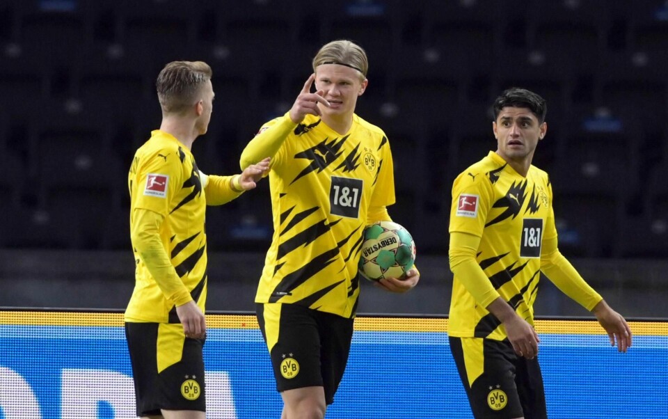 Erling Haaland (i midten) feirer et av sine fire mål for Borussia Dortmund i lørdagens 5-2-seier over Hertha Berlin. Foto: Sören Stache / DPA / AP / NTB