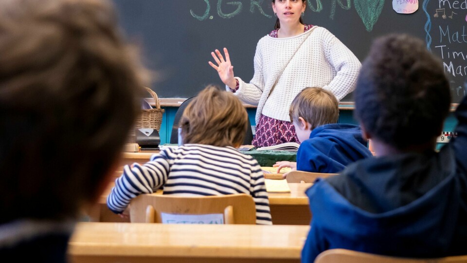 Oslo 20200427. Lærer Maria Gystad er glad for at 3. klasse elevene på Nordstrand Steinerskole er tilbake i klasserommet mandag. På grunn av koronapandemien ble samtlige skoler stengt 12. mars. Men seks uker senere, den 27. april, åpnet skolene over hele landet for elever fra 1. til 4. trinn.Foto: Heiko Junge / NTB