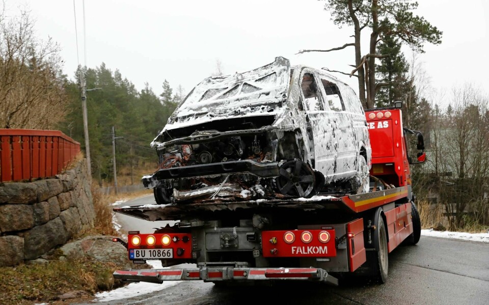 Den utbrente bilen ble fraktet vekk etter at brannen var slokket.