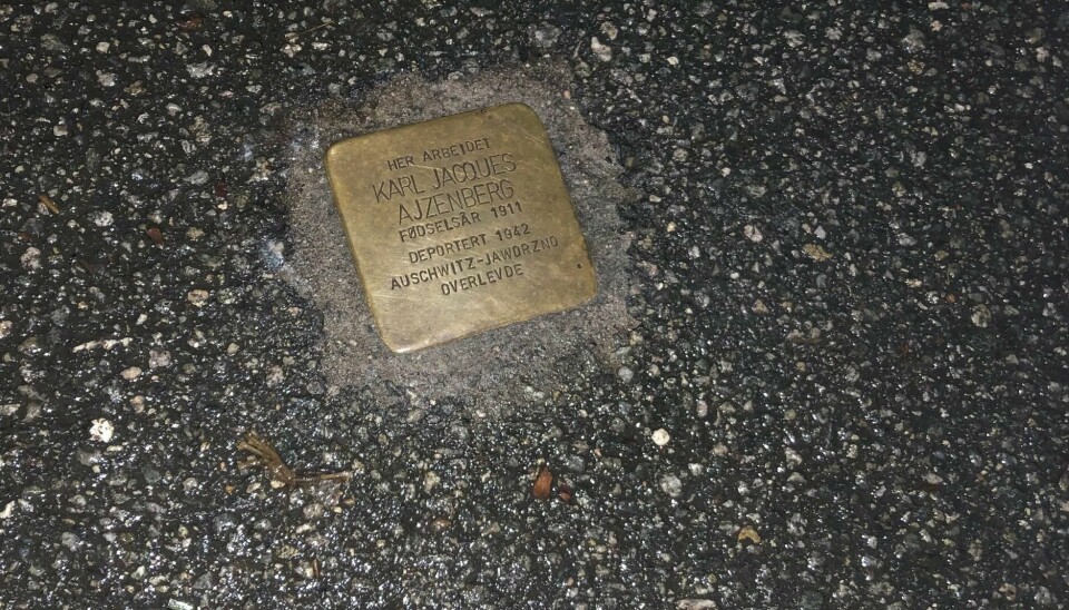 Snublesteinene er en «øyeåpner» knyttet til grusomhetene mot jødene. Denne steinen ligger i Seehusens gate ved Kampen kirke, og er til minne om Karl Jacques Ajzenberg, som mirakuløst overlevde Auschwitz.