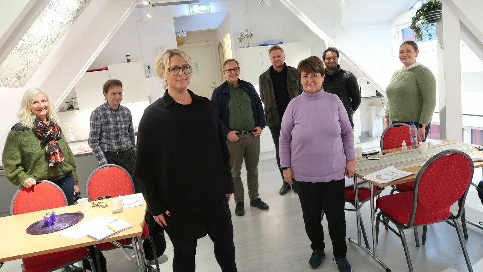 Anita Ramberg (t.v.) og Kate Bekk er frivillge på Varmestua i Moss, og var svært fornøyde med at Varmestua blir tilgodesett i neste års kommunebudsjett. Bak fra venstre: Benedicte Lund (MDG), Øivind Tandberg-Hanssen (SV), Eirik Tveiten (Rødt), Finn A. jensen (KrF), Shakeel Rehman (Ap) og Annette Råkil (Sp). Paul Norberg