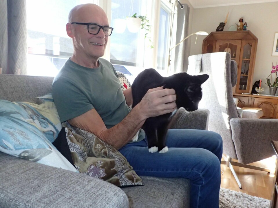 Steinar Mundal og katten Steinar hjemme i sofaen på Konnerud i Drammen.
