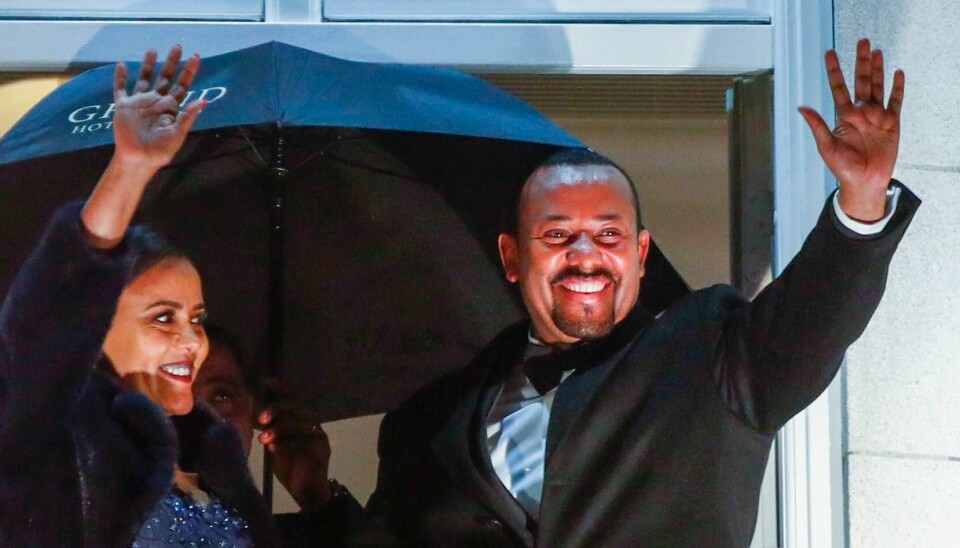 Etiopias statsminister Abiy Ahmed Ali og hans kone Zinash Tayachew på balkongen på Grand Hotel hilser fakkeltoget i forbindelse med tildelingen av Nobels fredspris for et snaut år siden. Nå har han beordret hæren til å ta regionhovedstaden i Tigray.