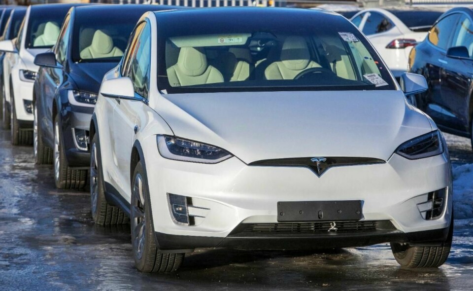 Det er biler av hovedsakelig denne modellen, Tesla Model X, som nå blir tilbakekalt for kontroll. Tilbakekallingen gjelder også biler som er levert i Norge. Foto: Ole Berg-Rusten / NTB