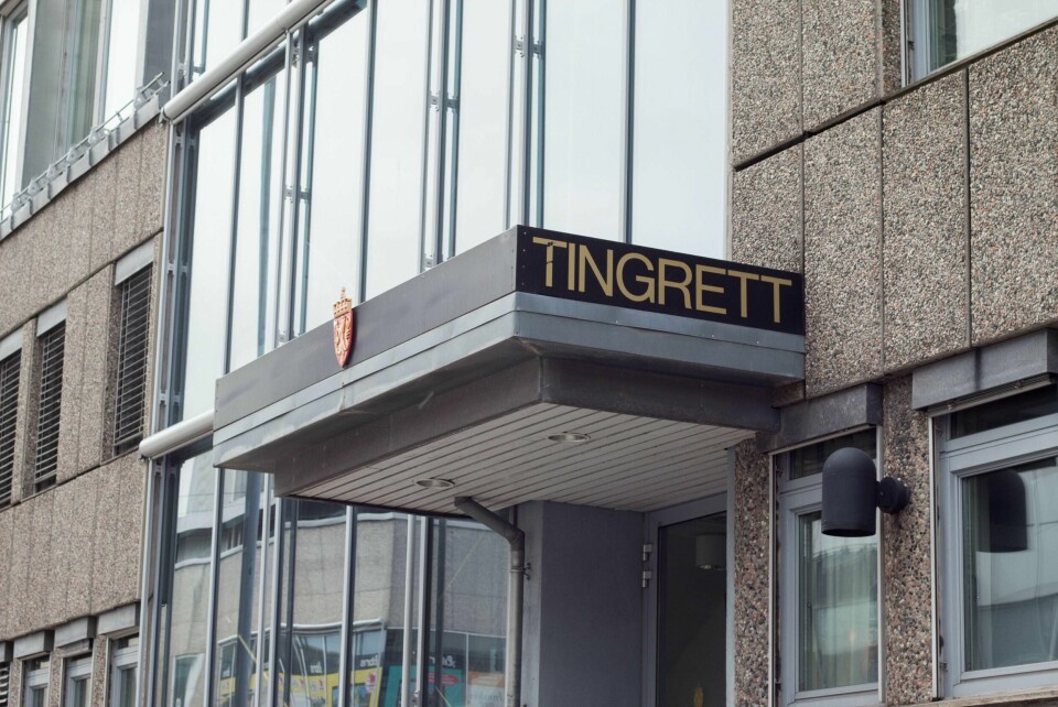 En Fredrikstad-mann må møte i Fredrikstad tingrett i desember, tiltalt for vold og trusler mot kjæresten.