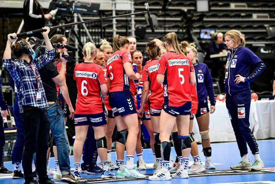 Norge med timeout under landskampen i håndball mellom Danmark og Norge i Spektrum Vejle torsdag kveld.