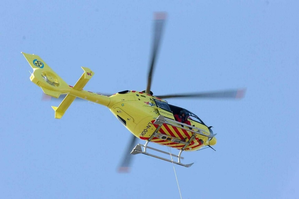 Mannen ble fraktet til sykehus med luftambulanse.