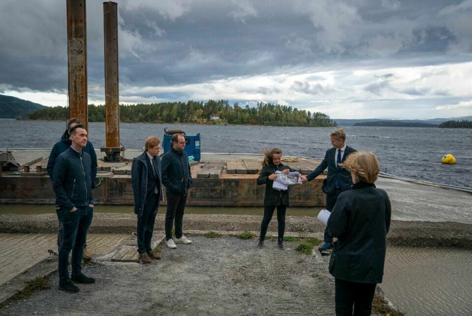 AUF og Staten ønsker å legge det nasjonale minnestedet etter terrorangrepet 22. juli på Utøykaia vis-à-vis Utøya, der 69 mennesker ble drept 22. juli 2011. 16 naboer har gått rettens vei for å stanset minnestedet. Her fra en befaring på kaia tidligere i høst.