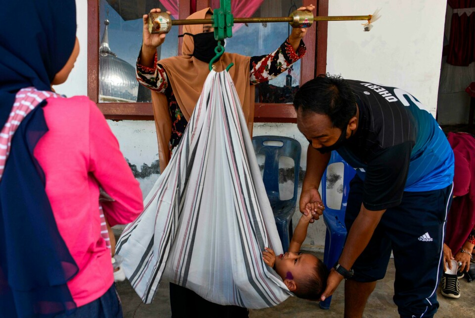 A child is weighed on a scale before being administered the tuberculosis and polio vaccines at an integrated services post in Banda Aceh on August 11, 2020. (Photo by CHAIDEER MAHYUDDIN / AFP) A child is weighed on a scale before being administered the tuberculosis and polio vaccines at an integrated services post in Banda Aceh on August 11, 2020. (Photo by CHAIDEER MAHYUDDIN / AFP)