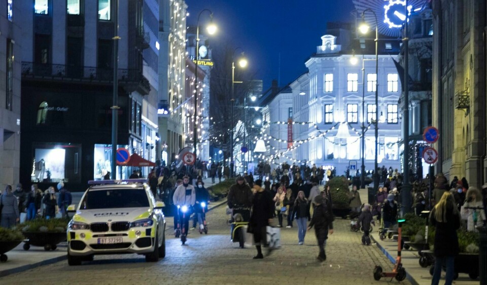 FHI er bekymret for at studenter fra Oslo skal ta med seg smitte hjem til andre deler av landet. Her ser vi folk i en julepyntet Karl Johans gate lørdag ettermiddag.