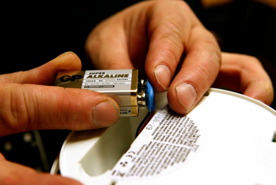 OSLO 20081129
Mandag 1. desember er utpekt som Røykvarslerens dag, og da vil det lokale brannvesen tilby sjekk av røykvarslere og skifte batterier i røykvarsler gratis der det er nødvendig.
Akifting av batteri i røykvarsler.
Foto: Knut Falch / SCANPIX